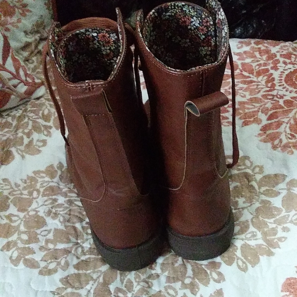 Boots size 9